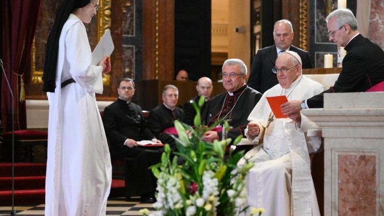 La testimonianza di suor Krisztina davanti a Papa Francesco