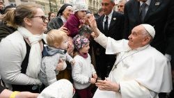 L' abbraccio del Papa con i bambini ungheresi all'uscita della concattedrale di Santo Stefano