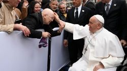 Papa Francesco benedice una anziana a Budapest