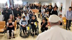Em Budapeste, Papa Francisco no Centro para crianças especiais e com deficiência visual