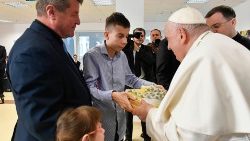 Francesco riceve dei doni dai bambini dell'Istituto Beato Laszlo Batthyany-Strattmann
