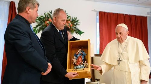 À Budapest, le Pape François rencontre des enfants handicapés 