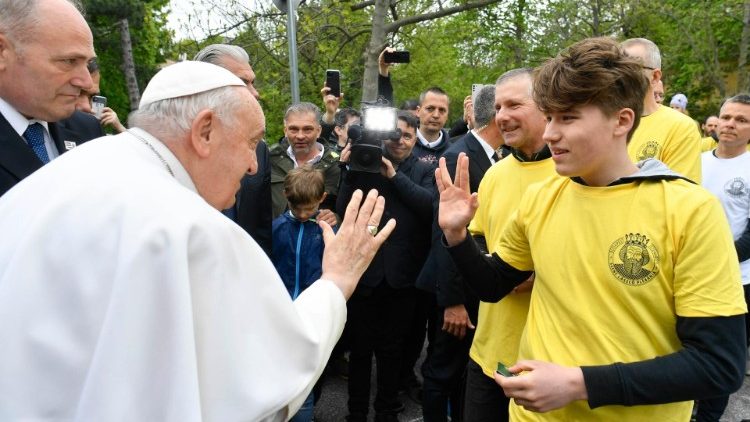 Pope Francis with faithful on the streets of Budapest