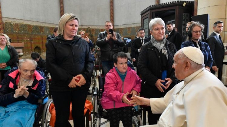 Papa Francesco incontra i poveri e i rifugiati presso la Chiesa di S. Elisabetta d'Ungheria a Budapest.