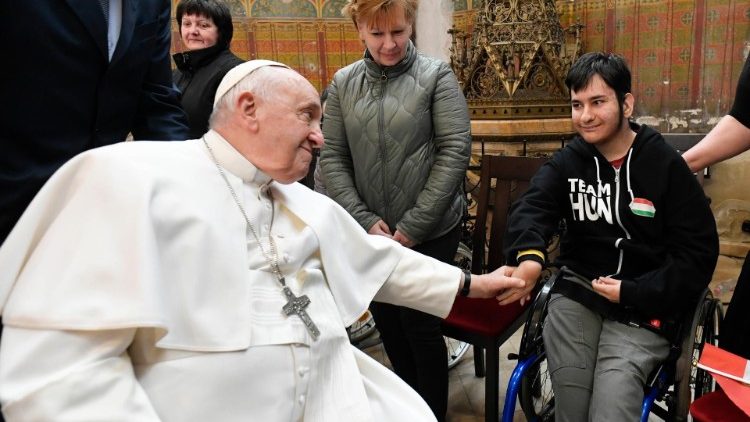 البابا فرنسيس يلتقي في بودابست الفقراء واللاجئين ٢٩ نيسان أبريل ٢٠٢٣