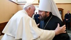 Accolade entre François et le métropolite orthodoxe Hilarion