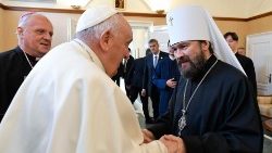 教皇フランシスコとイラリオン府主教　2023年4月29日　在ハンガリー・バチカン大使館