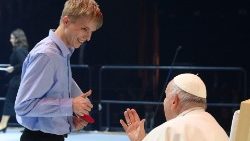 Der Papst grüßt einen der Jugendlichen, die von ihren Erfahrungen berichtet haben