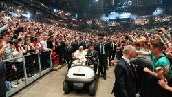 Papa Francesco all'arrivo al palazzetto dello sport di Budapest per l'incontro con i giovani d'Ungheria