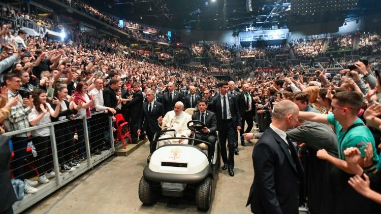 Ferenc pápa üdvözli a fiatalokat