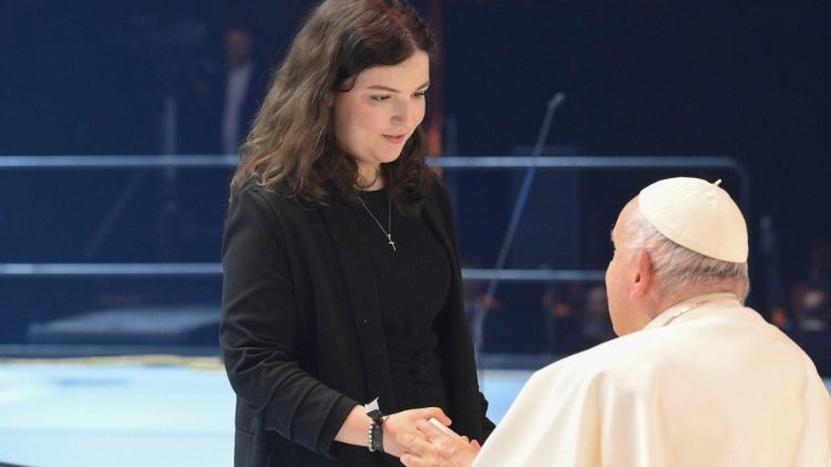 Una ragazza protagonista di una delle testimonianze offerte al Papa