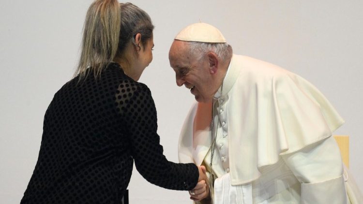 Papa Francesco saluta una ragazza che ha dato la sua testimonianza