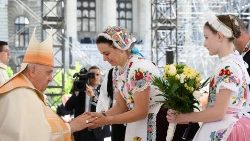 Hungarian women present Pope Francis with a bouquet of flowers