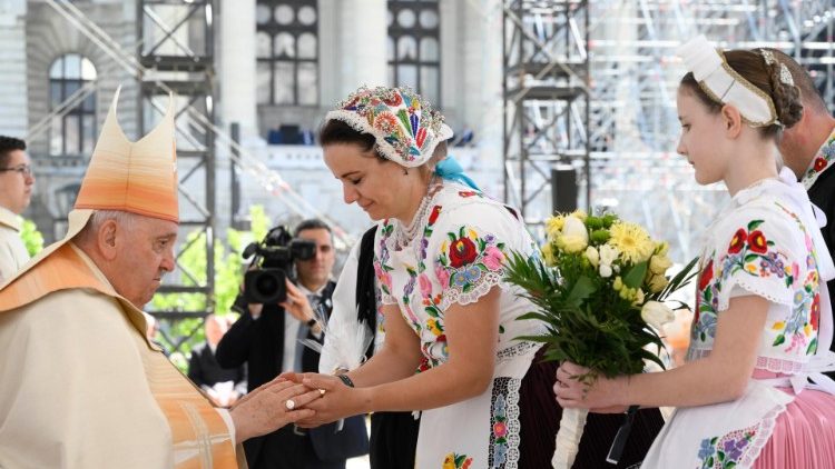 Hungarian women present Pope Francis with a bouquet of flowers
