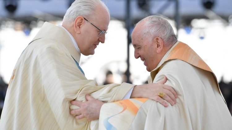 L'abbraccio tra Papa Francesco e il cardinale Erdö