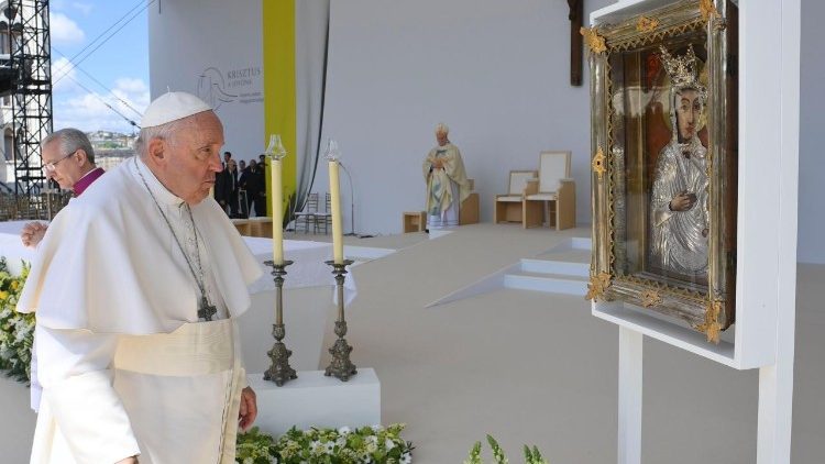 Ferebc pápa a Szűzanya kegyképe előtt imádkozik   