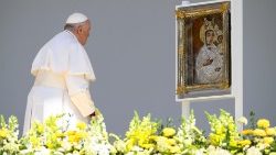 No altar na Praça Kossuth Lajos, Papa diante do ícone de Nossa Senhora