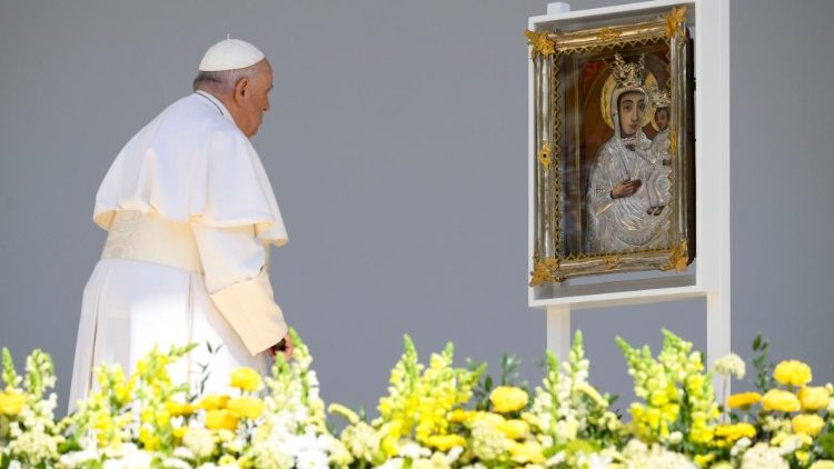 Papež v molitvi pred podobo Magna Domina Hungarorum.
