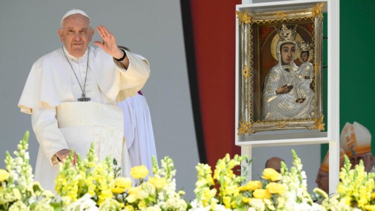 Ferenc pápa a Szűzanya kegyképe előtt  