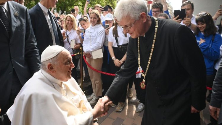 Il Papa accolto dal rettore dell’Università Cattolica Péter Pázmány, monsignor Géza Kuminetz 