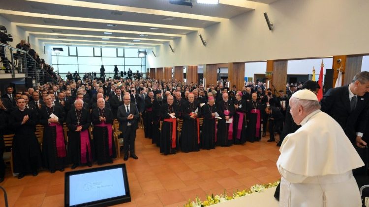 Папа Франциск на встрече с венгерскими учёными (Будапешт, 30 апреля 2023 г.)