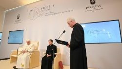 Il saluto al Papa del  Rettore dell’Università Cattolica Pázmány Péter, monsignor Géza Kuminetz