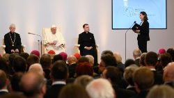 Påven under mätet med Ungerns kulturvärld
