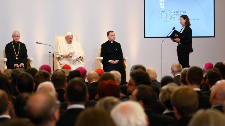 Папа Франциск на встрече с венгерскими учёными (Будапешт, 30 апреля 2023 г.)