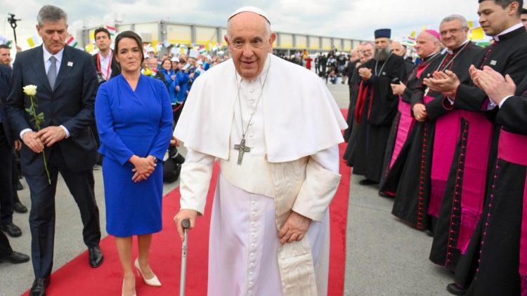 Papa Francesco all'aeroporto internazionale di Budapest: è l'atto conclusivo del suo 41.mo viaggio apostolico