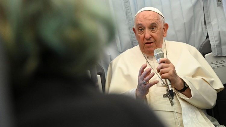 Il Papa durante l'intervista sul volo di ritorno dall'Ungheria