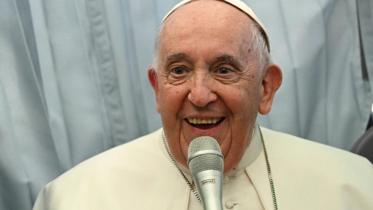 Påven under presskonferensen på planet