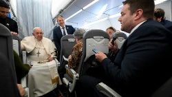 Papa Francisc în dilalog cu jurnaliștii după călătoria apostolică în Ungaria