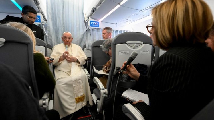 Папа Франциск разговаря с журналисти по време на обратния полет до Рим след апостолическото му пътуване до Унгария, 30.04.2023