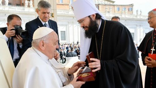 Il metropolita russo Antonij saluta il Papa all’udienza generale
