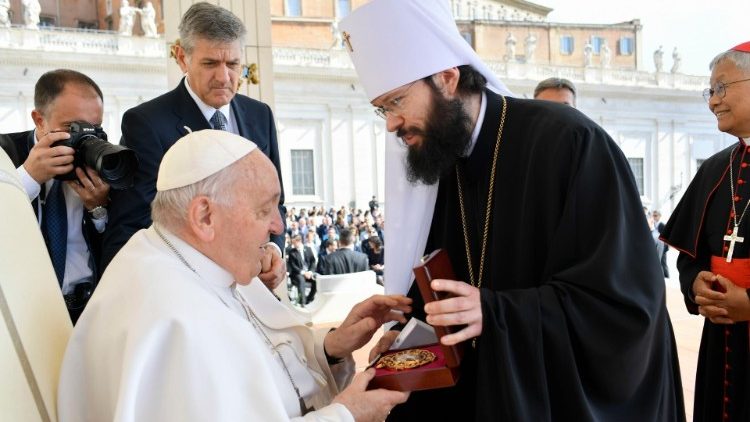 Il Papa saluta il metropolita Antonij, responsabile del Dipartimento delle relazioni esterne del Patriarcato di Mosca