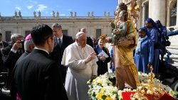  Papež Frančišek med splošno avdienco blagoslavlja kip Matere Marije z Jezusom