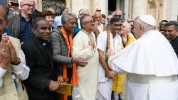 Účastníci křesťansko-hinduistického setkání s papežem Františkem
