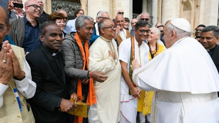 Kristittyjen ja hindujen tapaamisen osallistujat tervehtivät paavia