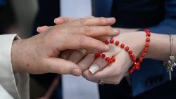 Papa abençoa mãos de jovem com Terço na Praça São Pedro