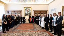 教皇フランシスコ、諸宗教対話ミーティング参加者と　2023年5月4日　バチカン宮殿