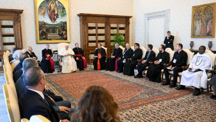 El Papa se reune con los participantes del Real Instituto de Estudios Interreligioso.