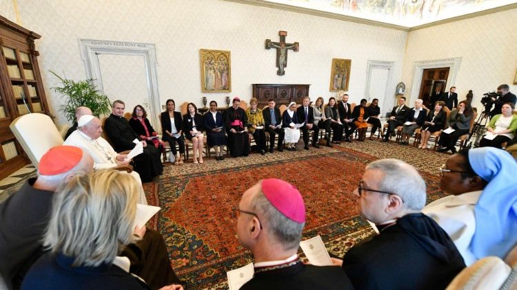 Die Mitglieder der Kinderschutzkommission am 5. Mai 2023 beim Papst
