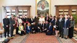 Miembros de la Pontificia Comisión para la Protección de Menores durante la audiencia con el Papa el 5 de mayo de 2023.