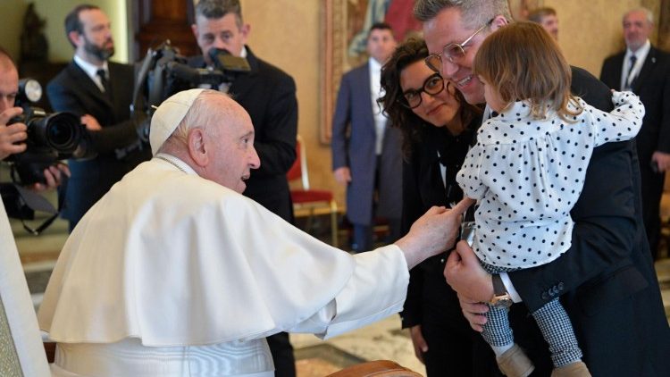 Папата с поклонници от Асти