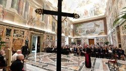 O Papa  recebe na Sala Clementina, no Vaticano, os peregrinos da Diocese de Asti, norte da Itália (Vatican Media)