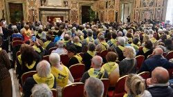 I 400 pellegrini della diocesi di Asti incontrati dal Papa in Sala Clementina
