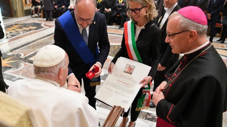 Il Papa riceve una onorificenza dalle autorità astigiane