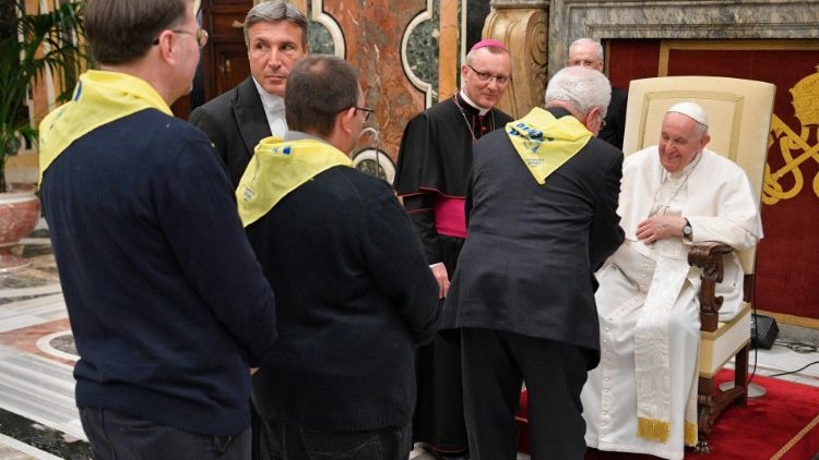 L'incontro di Francesco con i pellegrini di Asti. Accanto a lui il vescovo Marco Prastaro