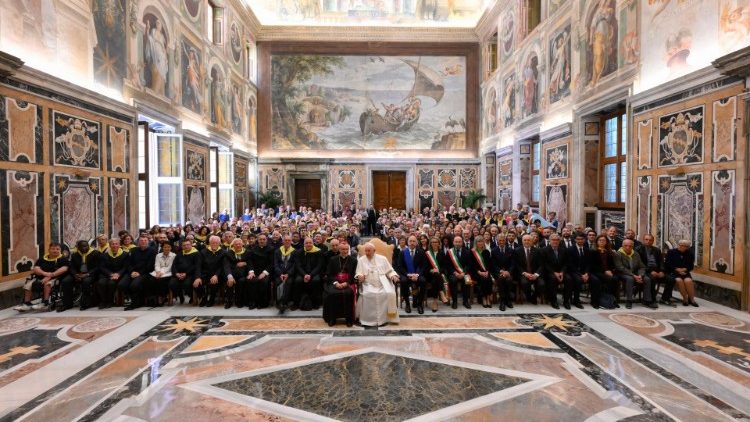 O Papa recebe na Sala Clementina, no Vaticano, os peregrinos da Diocese de Asti, norte da Itália (Vatican Media)