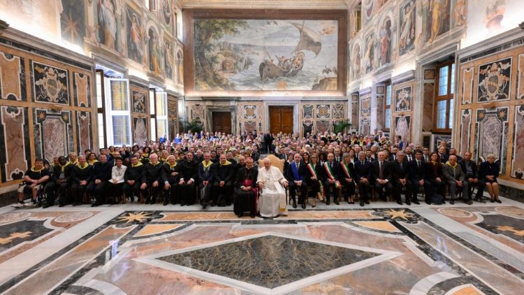 Foto ricordo del Papa con i 400 pellegrini della Diocesi di Asti